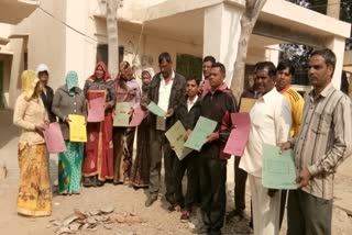 महिलाओं ने किया मटका फोड़ प्रदर्शन, Women protesting