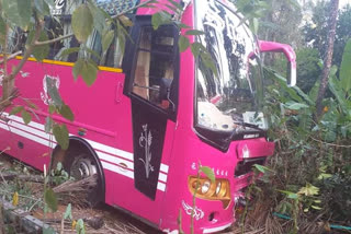 Accident  ഡ്രൈവർക്കു നെഞ്ചു വേദന  ബസ് ഇലക്ട്രിക് പോസ്റ്റിൽ ഇടിച്ച് അപകടം  bus hit the electric post