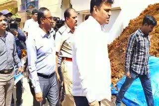 he-mayor-and-bbmp-commissioner-visited-the-building-falling-place-in-bengalore