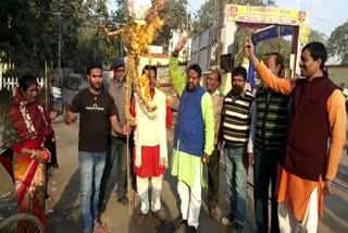 Activists burnt effigy of Jhavimo supremo Babulal Marandi in Sahibganj