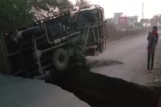 truck-overturns-after-a-bridge-capsizes-in-jhabua