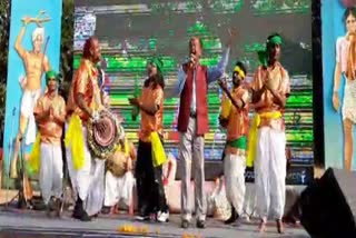 Kariya Munda and Padmashree Madhu Mansoori dances in the beat of Dholak in khunti