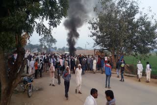 karauli news, करौली में सड़क हादसा, ग्रामीणों ने लगाया जाम, बाइक को मारी टक्कर, rajasthan news