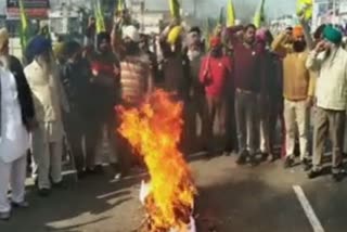 Farmers protest against Modi's ban in Delhi