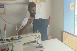 Sajeev making covers from old cloth and jeans  Sajeev  tailor sajeev  jeans covers from old cloths  cloth covers instead of plastics  ഉപയോഗശൂന്യമായ തുണികളിൽ നിന്നും സഞ്ചി  സജീവ്  സജീവ് കൊല്ലം  കുറ്റിവട്ടത്ത് ടെയേഴ്‌സ്  തുണി സഞ്ചി  ജീൻസ് സഞ്ചി