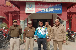 illicit liquor smuggler arrested by mohan garden police in delhi