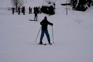 Tourists gathered in Manali