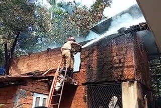 Fire, Nadapuram, Kozhikode  നാദാപുരം  ഇരുനില കെട്ടിടത്തിന് തീ പിടിച്ചു  കോഴിക്കോട്  building caught fire  nadapuram  nadapuram  kozhikode