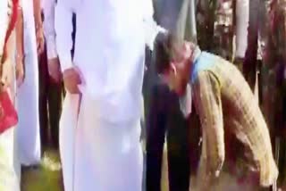 tamil-nadu-minister-dindigul-c-srinivasan-makes-a-boy-remove-his-sandals