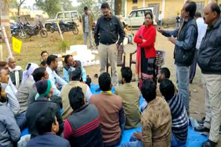 Farmers protest against canal department in Hoshangabad