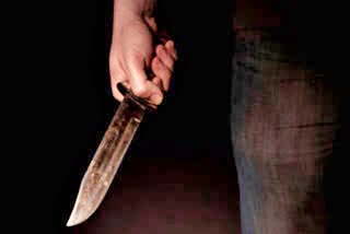 stabbing on a man in Hubballi, ಹಳೆ ದ್ವೇಷದ ಹಿನ್ನೆಲೆ ವ್ಯಕ್ತಿಗೆ ಚಾಕು ಇರಿತ