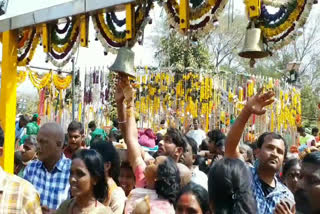 devotees rush in medaram fair