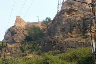 A young man and woman commited suicide from the Gwalior Fort