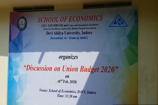 Students and experts discuss the budget