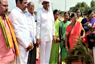 minister harish rao parents visit mini medaram in karimnagar