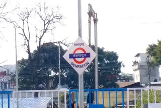 dehradun-railway-station-board-will-see-in-sanskrit