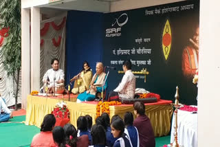 Padma Vibhushan Hariprasad Chaurasia tied the flute