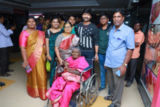 actress paravai muniyamma watches mayanadhi movie with actor abhi saravanan