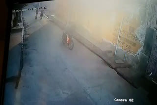 बाइक में अचानक लगी आग, A sudden fire in the bike