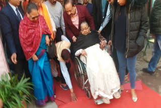 Dr. Harsh Vardhan cast vote with family