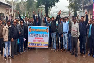 Employees of Bhoramdev sugar factory strike in Kawardha