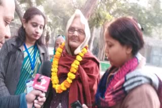 108-year-old-woman-voted-in-babarpur-election-team-welcomed