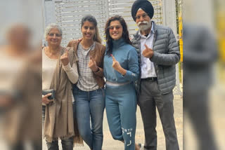 Tapsi Pannu Voting in Delhi, share photo