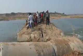 Villagers protest against breaking of Sindh river bridge in datia