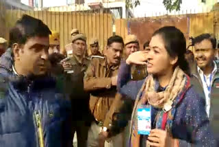 congress alka lamba tries, congress alka lamba tries to slap aap worker,  congress alka lamba news,  congress alka lamba latest news, ಕಾಂಗ್ರೆಸ್​ ನಾಯಕಿ ಅಲ್ಕಾ ಲಾಂಬಾ ಯತ್ನ, ಆಪ್​ ಕಾರ್ಯಕರ್ತನ ಮೇಲೆ ಹಲ್ಲೆಗೆ ಮುಂದಾದ ಕಾಂಗ್ರೆಸ್​ ನಾಯಕಿ ಅಲ್ಕಾ ಲಾಂಬಾ, ಕಾಂಗ್ರೆಸ್​ ನಾಯಕಿ ಅಲ್ಕಾ ಲಾಂಬಾ ಸುದ್ದಿ,