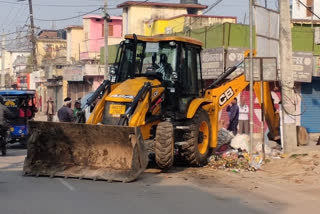 JCB से कचड़े का उठाव हुआ शुरु