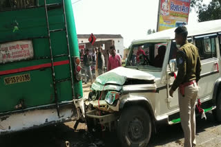 accident between car and bus in chhatarpur