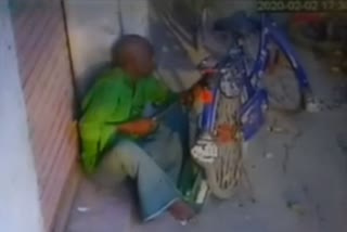 person-who-stole-a-bicycle-after-a-long-struggle-cctv-footage