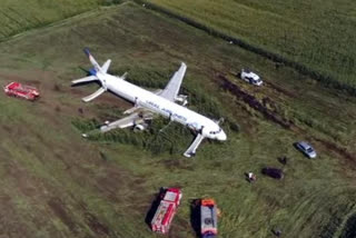 Russian plane  Russian plane in belly landing  Usinsk airport  Utair Boeing  റഷ്യൻ വിമാനം അടിയന്തലാന്‍റിംഗ് നടത്തി  പാടത്ത് വിമാനം ലാന്‍റിംഗ് നടത്തി  റഷ്യൻ വിമാനം അപകടത്തിൽപ്പെട്ടു  മോസ്കോയിൽ വിമാനപകടം