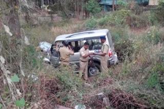 accident in palakkad  palakkad latest news  കാർ മരത്തിലിടിച്ച് രണ്ട് പേർ മരിച്ചു  അപകടം  തൃശൂർ മെഡിക്കൽ കോളജ്  പാലക്കാട് ജില്ലാ ആശുപത്രി