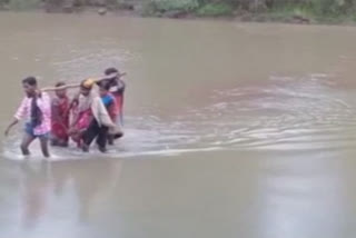 pregnant-mother-risks-her-life-crossing-river