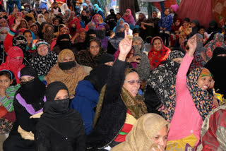 Shaheen Bagh anti-CAA protesters Shaheen Bagh protests Shaheen Bagh protesters can't block public roads protesters can't block public roads set back to Shaheen Bagh protesters 'ஷாகீன் பாக் போாராட்டக்காரர்கள், சாலைகளை தடுக்கக் கூடாது' உச்ச நீதிமன்றம் அறிவுறுத்தல் ஷாகீன் பாக், உச்ச நீதிமன்றம், பொதுநல வழக்கு, குடியுரிமை திருத்த சட்டம் எதிர்ப்பு, டெல்லி SC says protesters at Shaheen Bagh can't block public roads