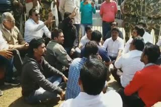 young man dead due to pit on road, protest-in-bhandara