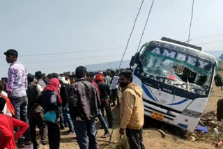 2 students killed, 21 injured as bus overturns in MP's Panna