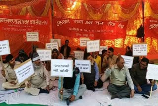 Jharkhand State Forest Service Association protest in front of Raj Bhavan