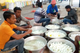 tmc arrange egg curry and rice for supporters