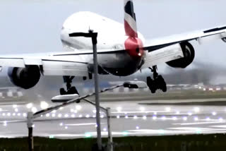 Plane struggles to land at Heathrow in strong winds