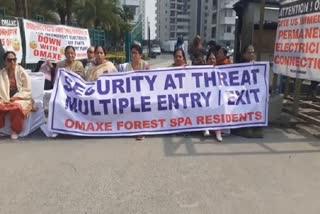 human chain protest in faridabad against builder