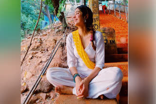 janhvi kapoor went to tirupti temple