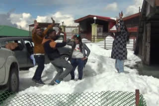 tourists enjoying snow in Kufri