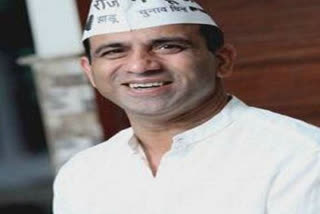 AAP raghuvinder shaokeen is leading from nangloi jat constituency