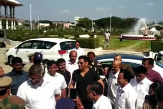 dhoni-visited-maha-samadhi-in-puttaparthi