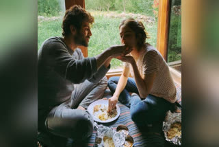 kartik feeds sara ali khan