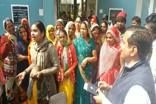 Stirring of women on demand for installment of housing Iin vidisha