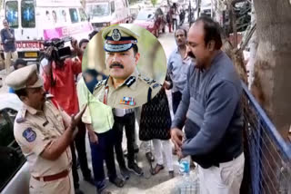 Hyderabad CP Anjani Kumar Give prize Money To CI Balagangi Reddy For Rescue  Gandhi Doctor Vasanth