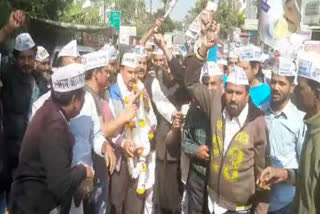 aap-workers-celebrate-in-bhopal